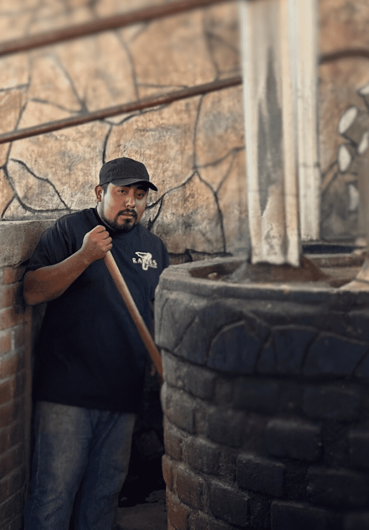 Maestro mezcalero Ambrosio elaborando mezcal artesanal