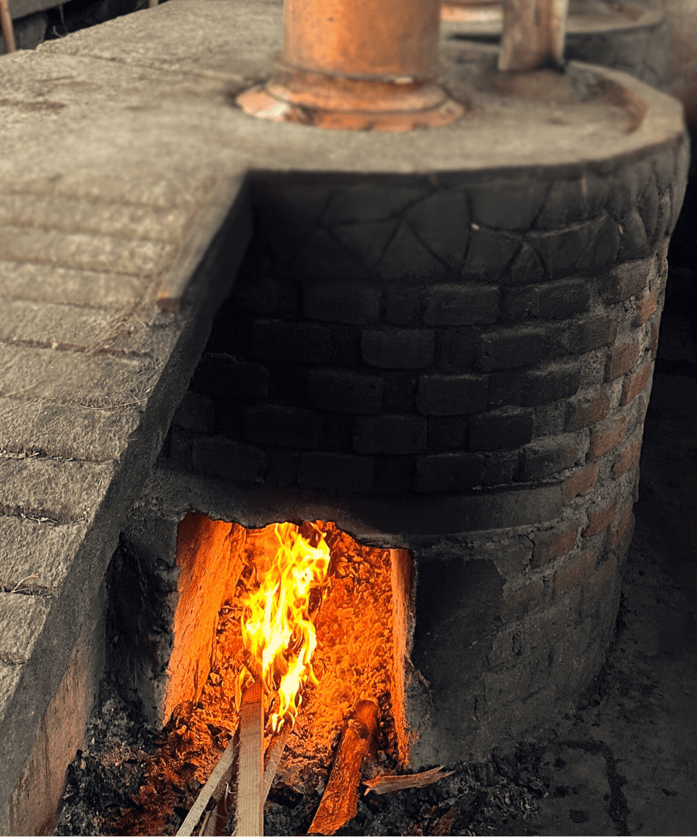 Destilación de mezcal en alambiques de cobre