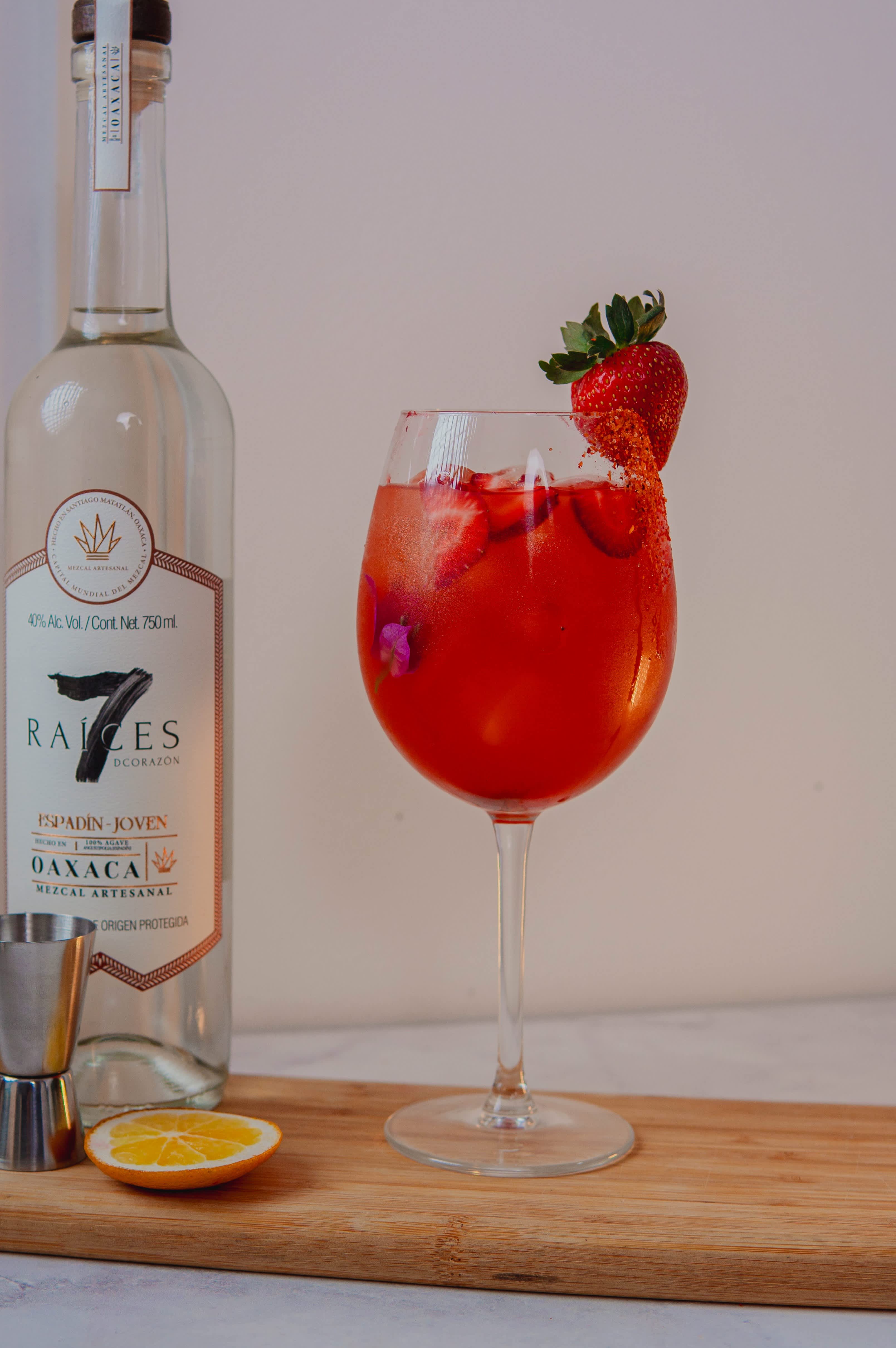 Cóctel mezcalita fresa con mezcal 7 Raíces