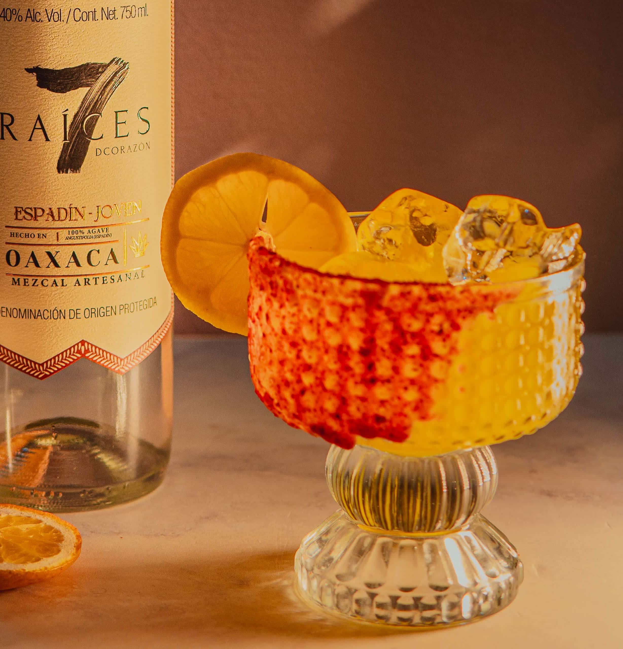 Cóctel mezcamiel con mezcal 7 Raíces y miel